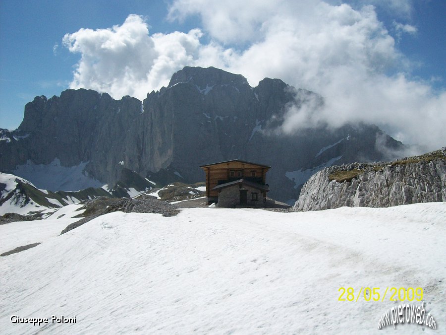 10 Il rifugio dell'aquila, davanti alla Presolana.jpg